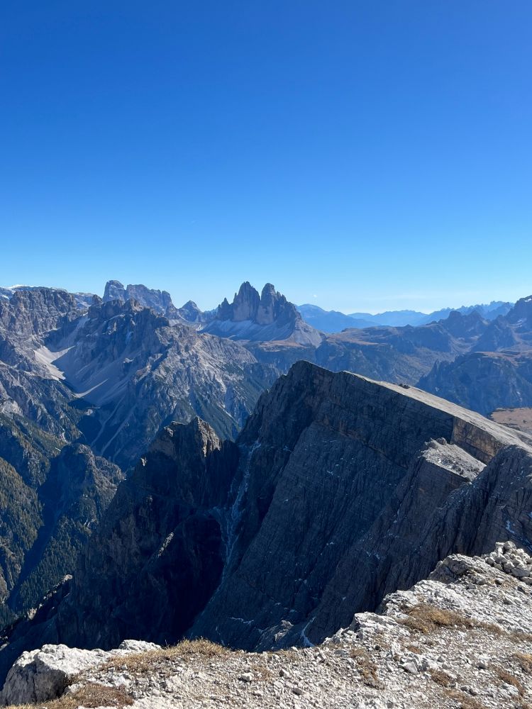 Bergpanorama in Südtirol mit den Drei Zinnen im Hintergrund 