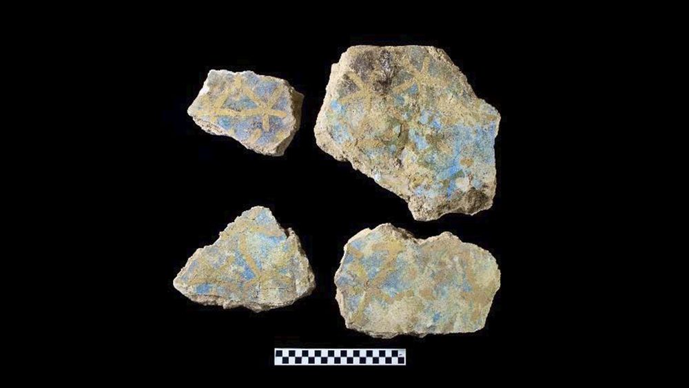 Fragmentos de parede da tumba de Tutmés II, onde ainda é possível ver desenhos antigos do céu noturno, com estrelas amarelas.