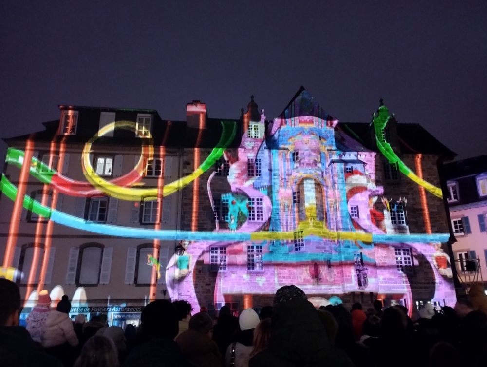 Illuminations de Noël sur un bâtiment du centre ville de Landerneau 