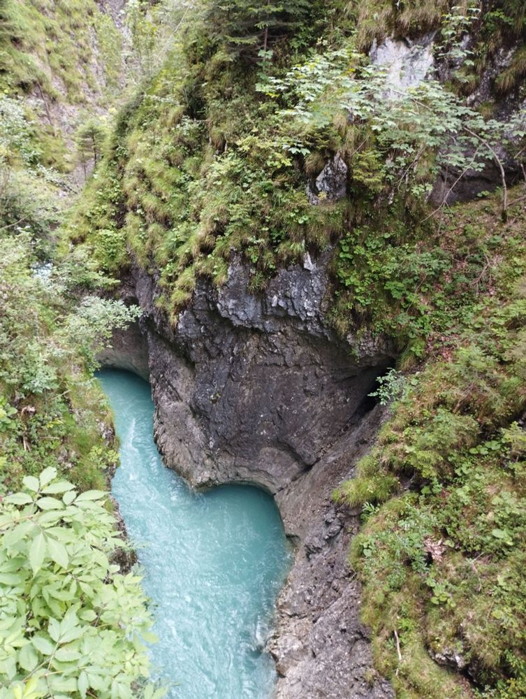 Rivière turquoise au fond d'une gorge assez profonde
Geisterklamm en Autriche 