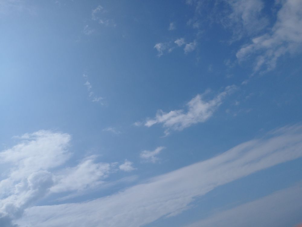 Photo d'un ciel bleu avec des traînées de nuages