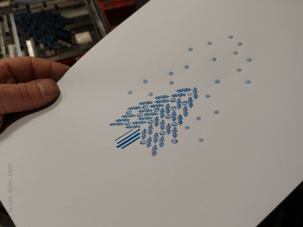 Foto eine Probeabzugs der einen Tannenbaum und Schneeflocken zeigt, beides aus Schmuckelementen zusammengesetzt. 