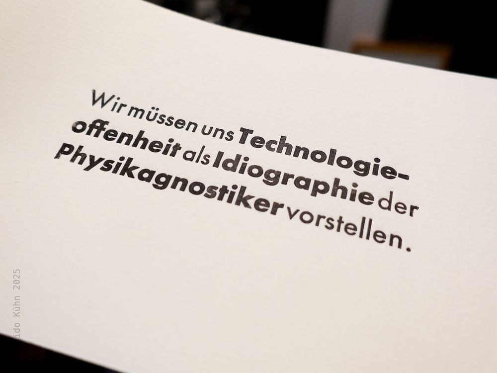 Foto eines Probeabzugs mit drei Zeilen in 20p Futura: Wir müssen uns Technologieoffenheit als Idiographie der Physikagnostiker vorstellen.
Die Substantive im Satz sind fett gesetzt. 