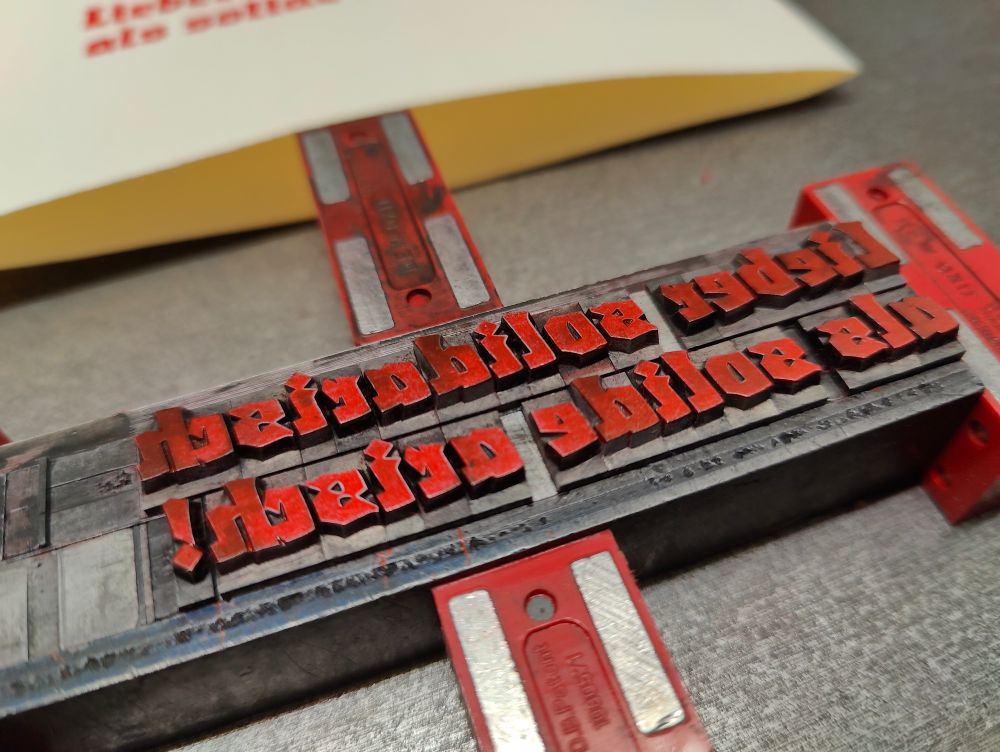 Foto der rot eingefärbten Bleisatzform