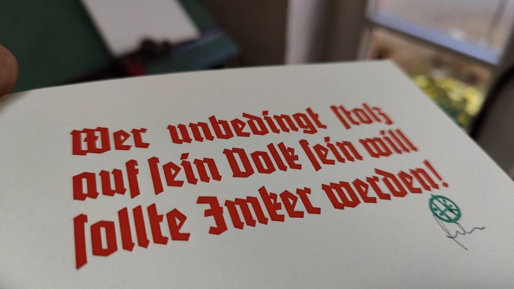 Druck in Bleisatz mit dem in roter Fraktur ausgeführten Text Wer unbedingt stolz auf sein Volk sein will sollte Imker werden