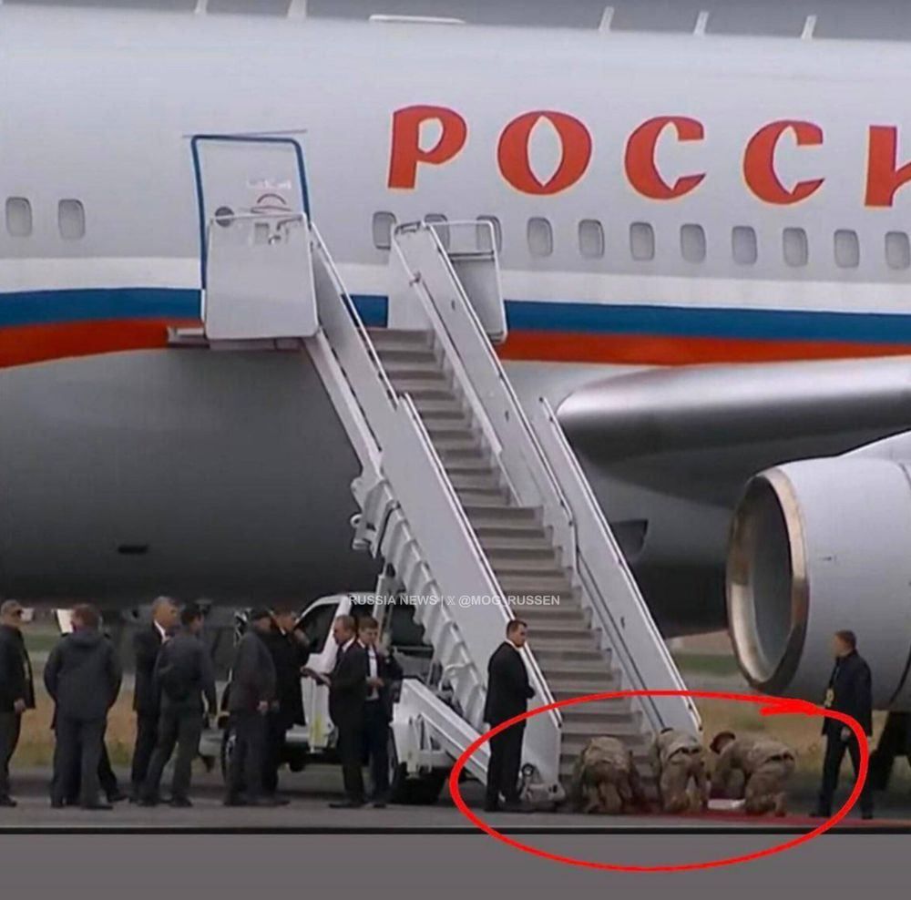 US soldiers on their knees preparing the red carpet for a war criminal. Putin + Trump meeting on Russia's war against Ukraine on Aug 15th 2025, Alaska. 
