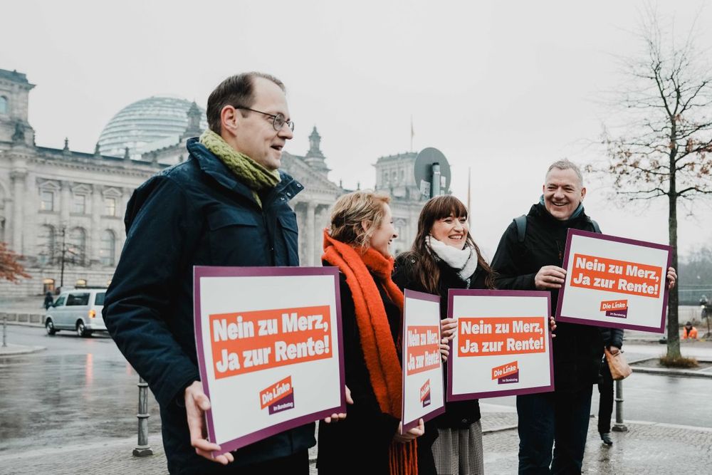 Deswegen Sören, Ines, Heidi und Jan vor dem Bundestag mit Schildern. Nein zu Merz, ja zur Rente!