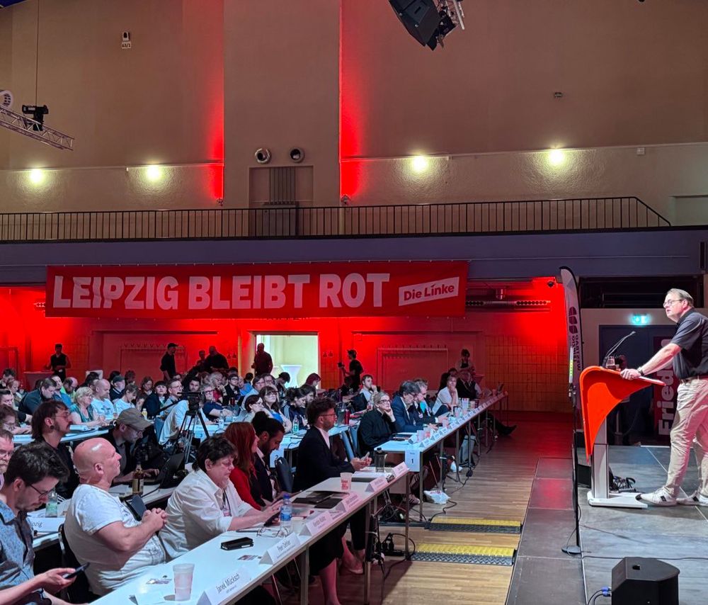 Parteitagsgenossen schauen zur Bühne