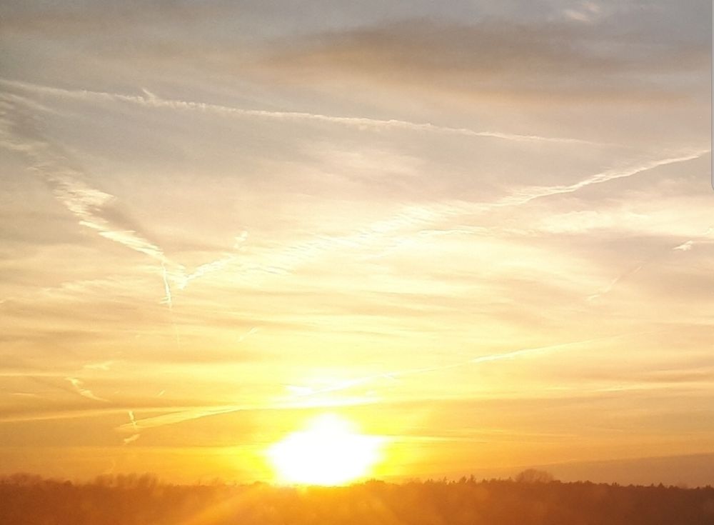 Sonnenuntergang mit Federwolken , mystische Stimmung 