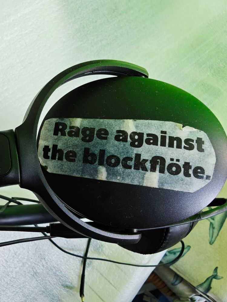 Headphones mit Sticker "Rage against the Blockflöte."