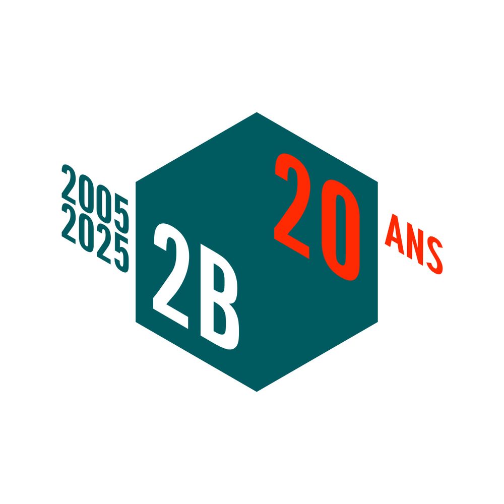 Logo de la 2b company – un dé minimaliste avec écrit "2b" sur la face avant gauche – en vert forêt au lieu de l'habituel noir, indiquant par une mention "2005-2025" sur sa gauche et "20 ans" sur sa droite, l'âge de la compagnie. 