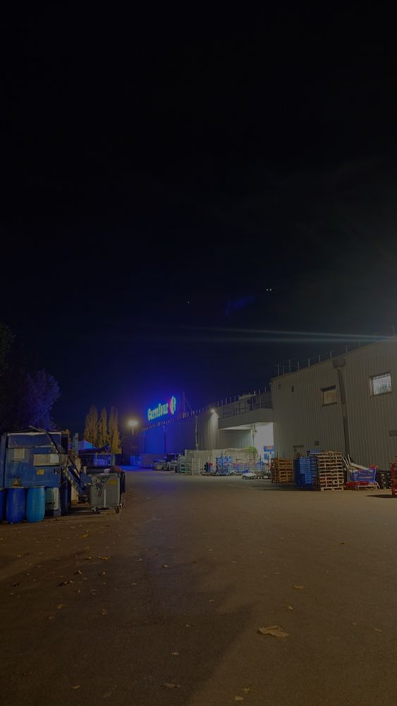 Un hypermarché côté cour à l'heure en début de soirée. 