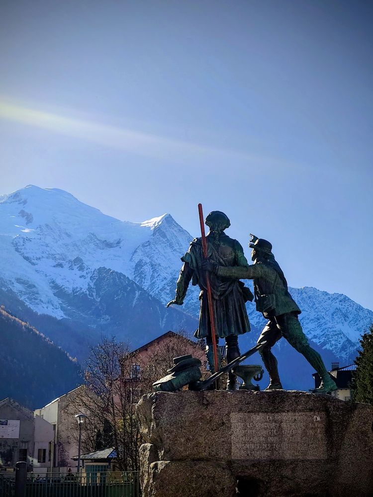 Statue de deux des premiers pionniers du Mont Blanc.