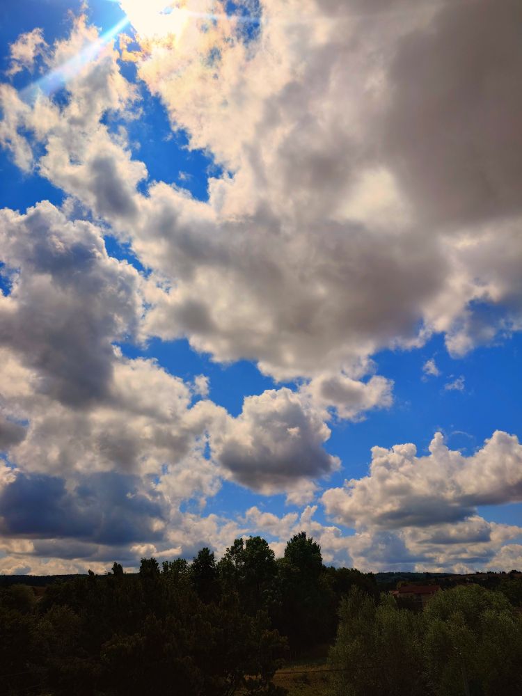 Nuages sur ciel bleu 