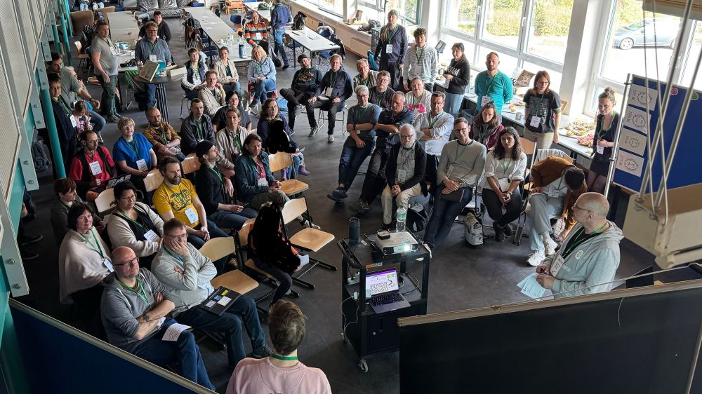 Start des Educamps, Blick von oben auf die Teilgeber:innen