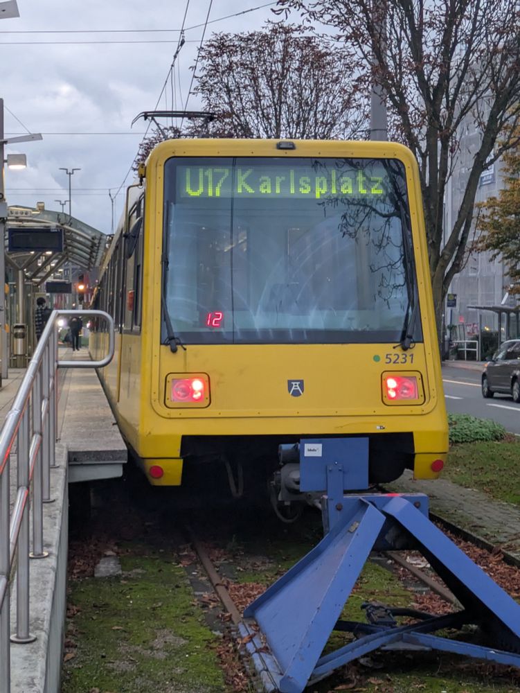 A P86/89 train at Margarethenhohe station 