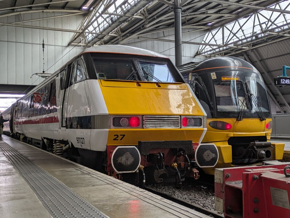 A Class 91 train and a Class 333 train at Leeds train station 