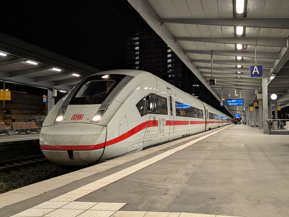 An ICE 4 train at Essen train station 