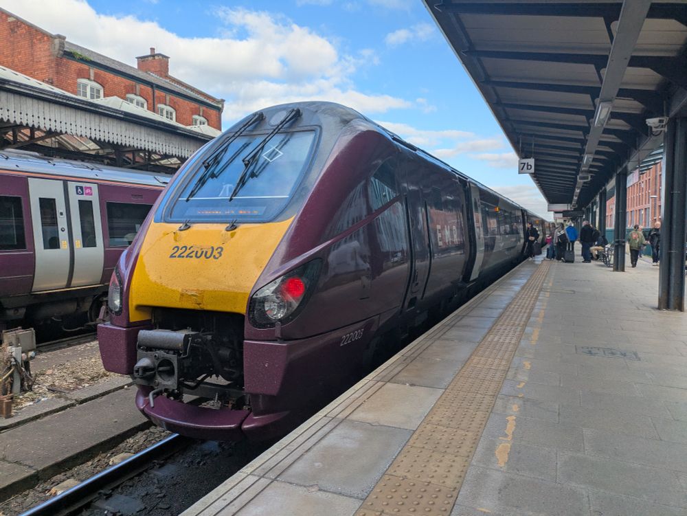 A Class 222 train at Nottingham train station 