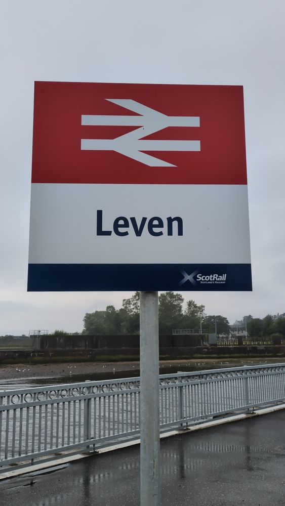 A totem pole with the double arrow symbol and the text "Leven"