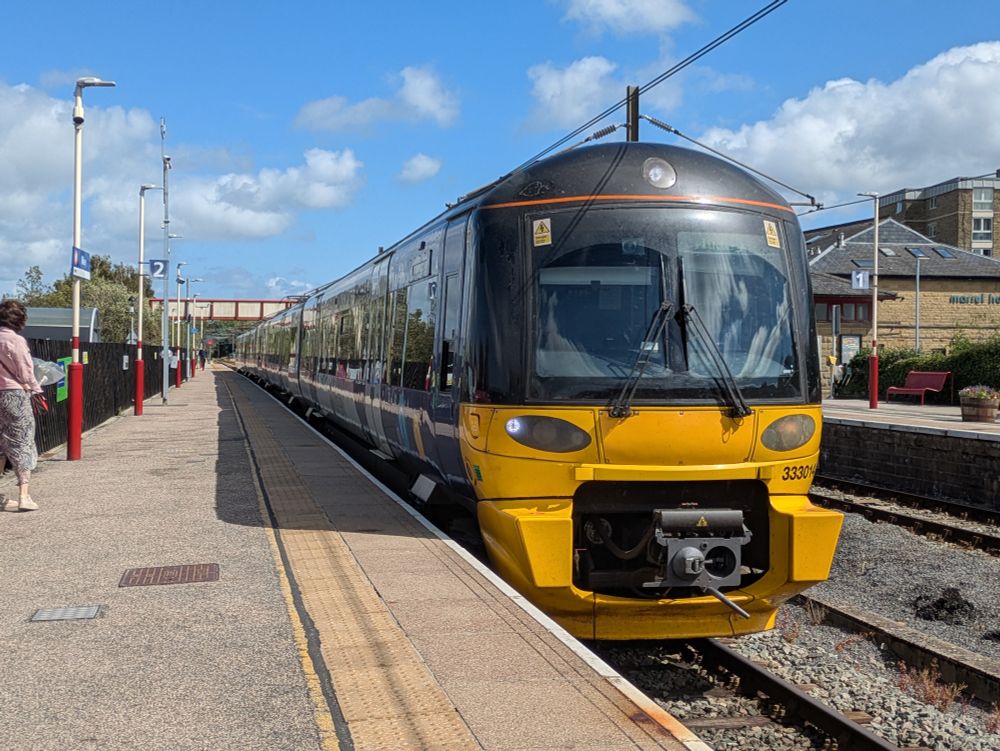 A Class 333 train at Ilkley train station 