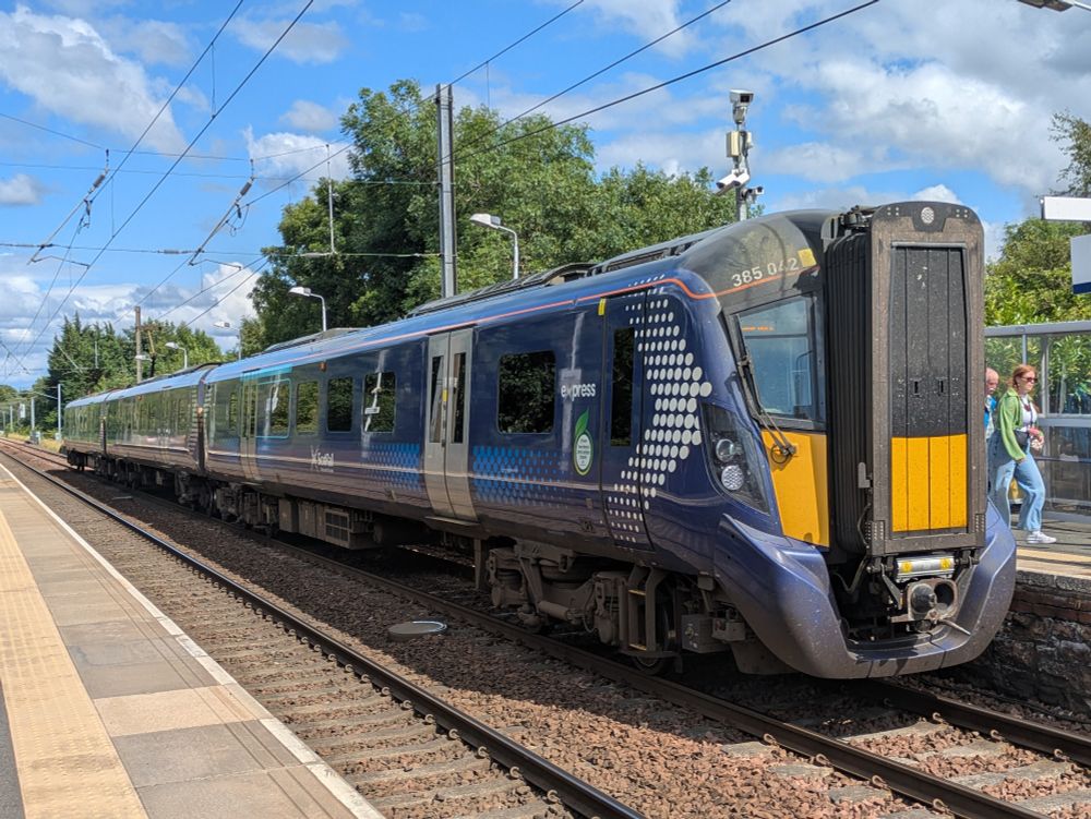 A Class 385 train at Kingsnowe train station 