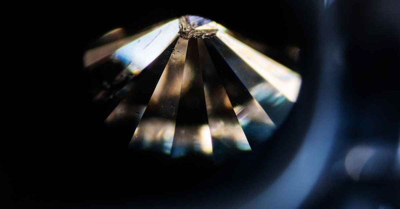 Vierailimme kaupungissa, jossa hiotaan valtaosa maailman timanteista – tältä näyttää timantti­tehdas