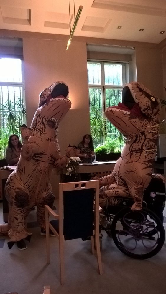 Ma chérie et moi à la mairie en train de nous marier dans des costumes de t-rex