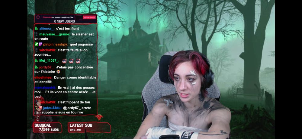 Clara en cosplay de Vi de Arcane, avec les bandages. Elle est stream twitch avec ce cosplay.