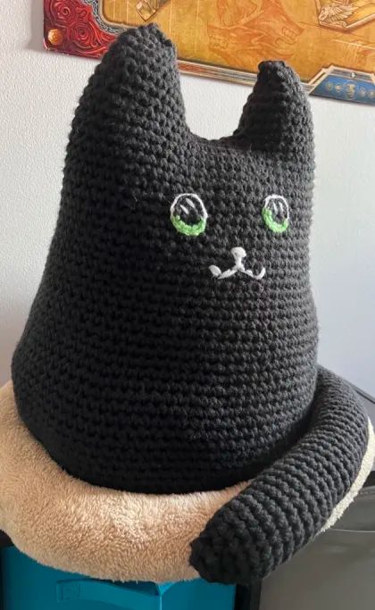 This is the 16" larger Fat Cat size. The yarn used is black, white and green.