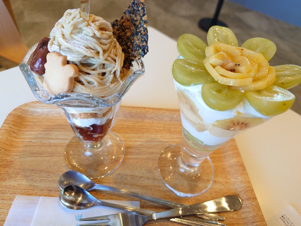 シャインマスカットとキュウイを使ったパフェにモンブランとほうじ茶のパフェ