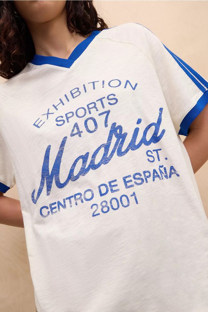 camiseta del urban outfitters que lleva el logo que llevábamos en la camiseta el equipo de peques de la escuela municipal de beisbol