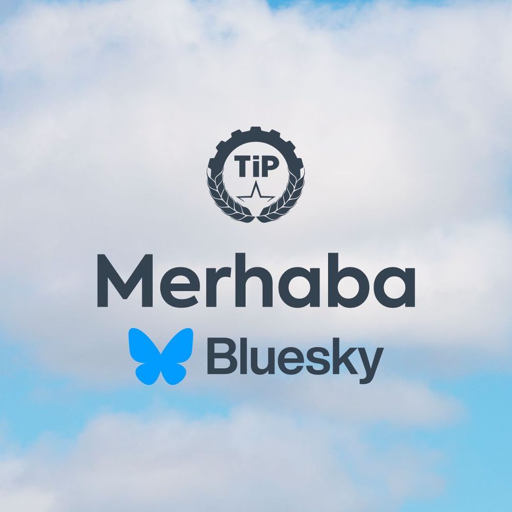 Görselde bulutlu gökyüzü zemini üzerinde TİP logosu yer alıyor. Logo altında Merhaba Bluesky yazıyor. 