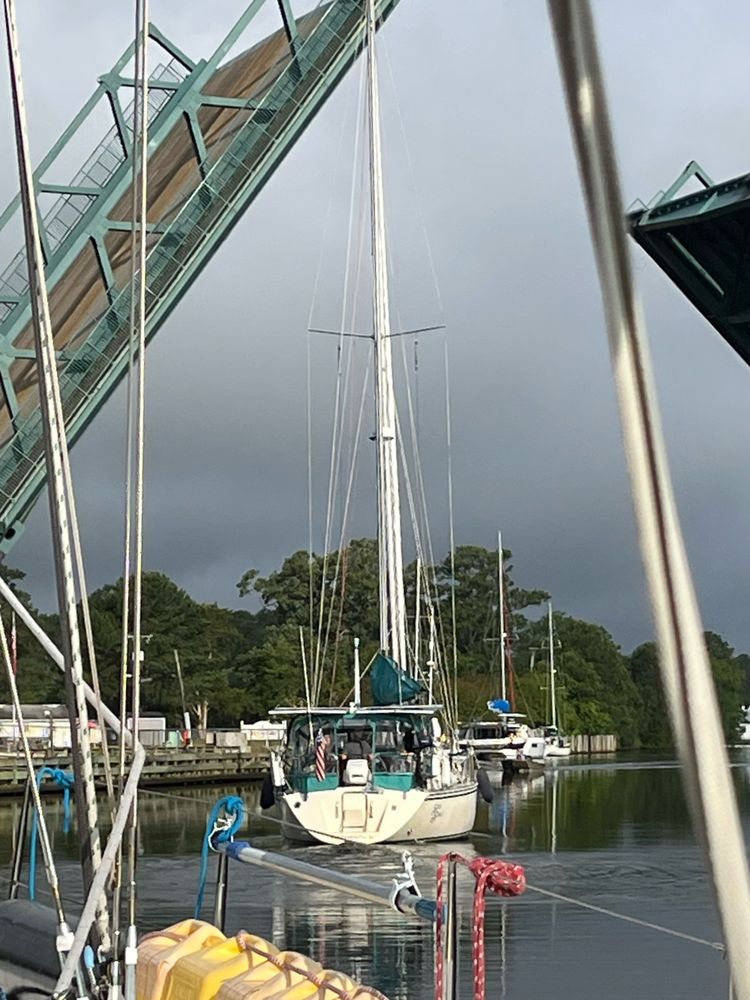 Sailboat Sans Souci passing through the open Great Bridge bascule 