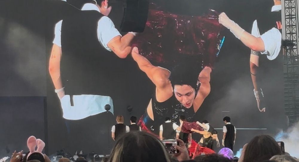 Screencaps of Seonghwas skin performance at Wrigley field