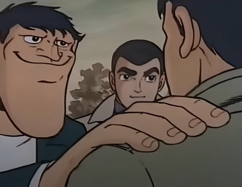 Image d'anime où un personnage avec un menton gigantesque et un sourire satisfait pose la main sur l'épaule d'un autre personnage de dos pendant qu'un troisième personnage, sourire en coin, regarde le deuxième 