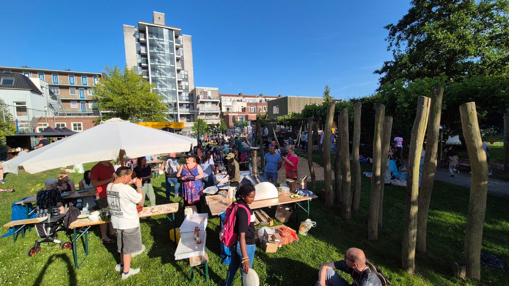 Overview met feestende bewoners in de zon