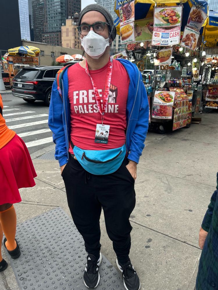 Deniz Camp en Nueva York con una camiseta que dice Free Palestine
