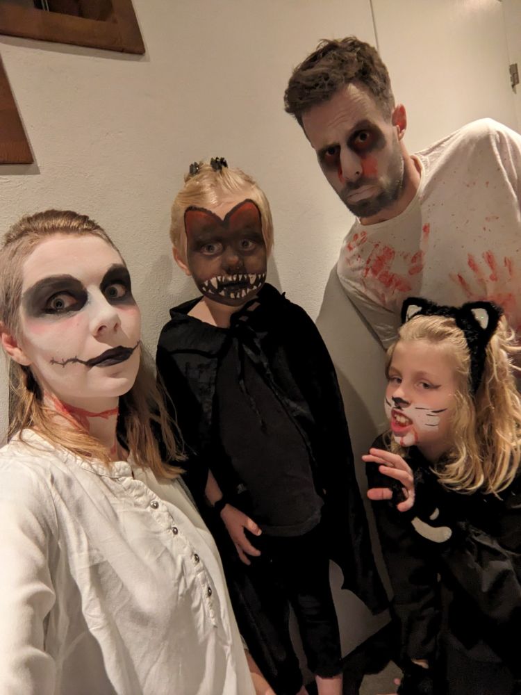 Foto von mir, souslik und unseren 2 Kindern. Wir sind kunstvoll gruselig geschminkt.