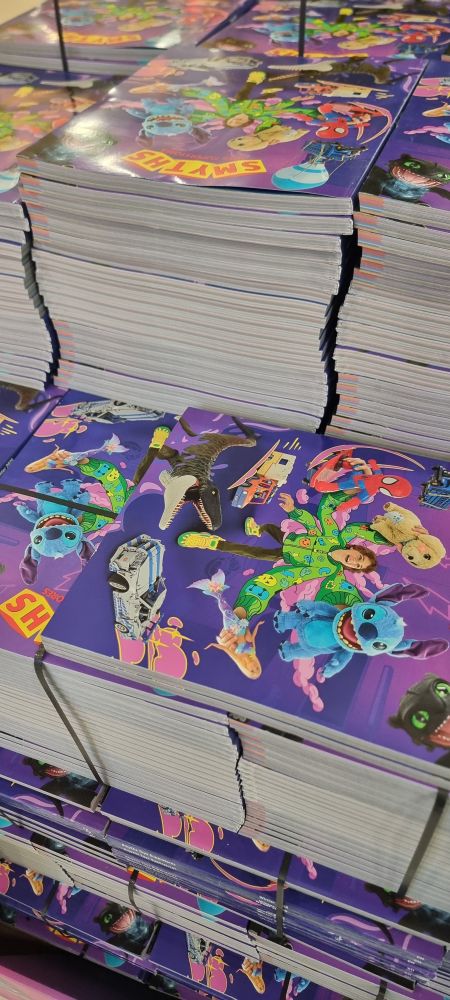 Katalog mit Spielzeug, grosser Stapel