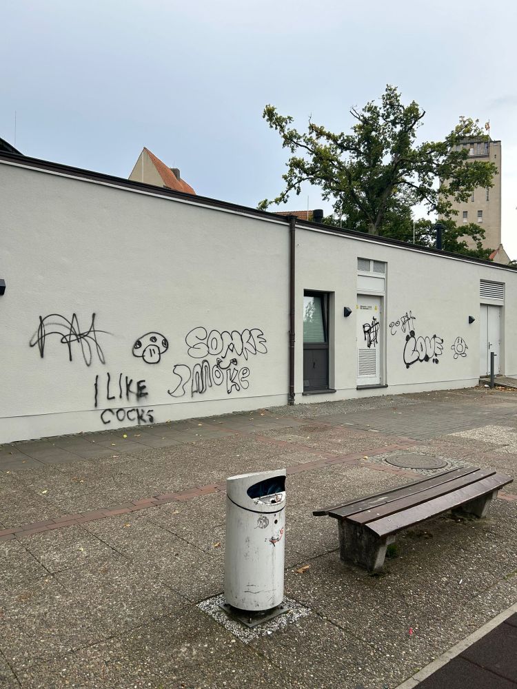 Fazit: Basecap weg – schade, aber friedlich. Schwerer wog der Eierwerfer, der LKW-Reifen zerstören wollte. Vielfalt provoziert manche Geister, die wir nach Hause schicken. Nach Ende: Schmiererei an der Markthalle. Klar: Nicht unsere Gäste, sondern CSD-Gegner überschreiten Grenzen.