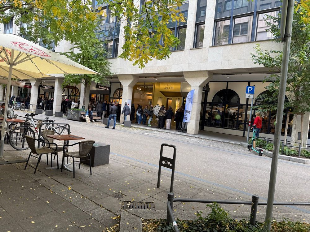 Meterlange Menschenschlange vor neu eröffneten Geschäft der „veganen Fleischerei“