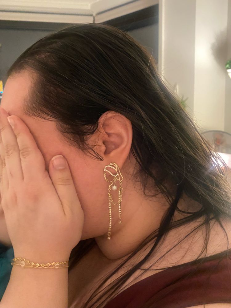 gold long earrings that looks like the painting "girl with the pearl earring"