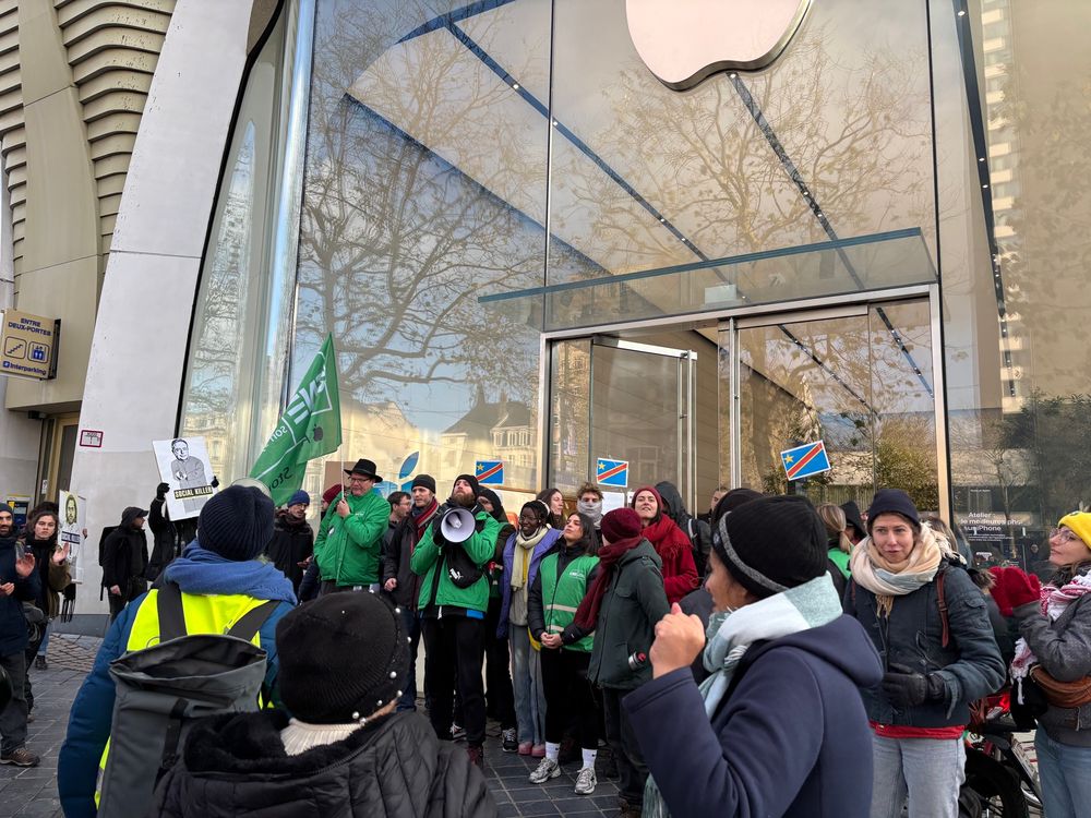 Picket line gathering in size outside an Apple shop