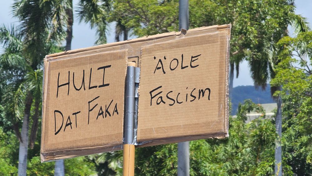 Sign: huli dat faka; a'ole fascism 