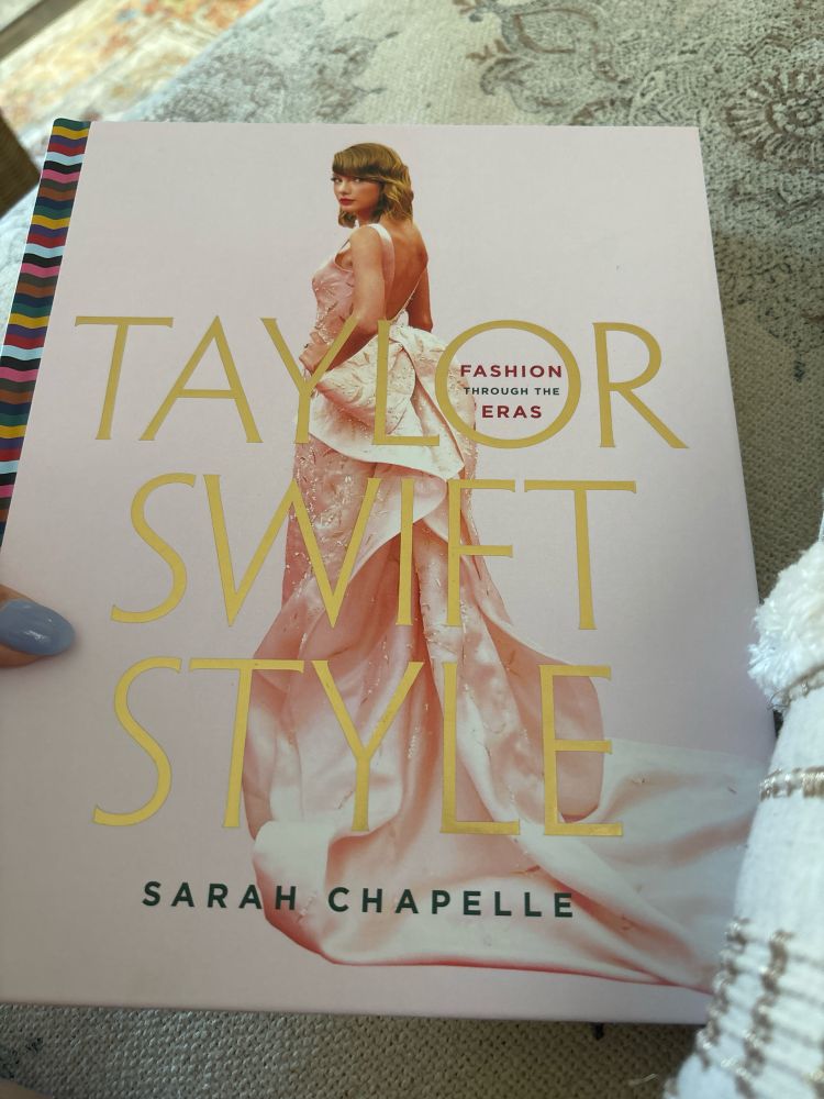 Taylor Swift Style book by Sarah Chapelle