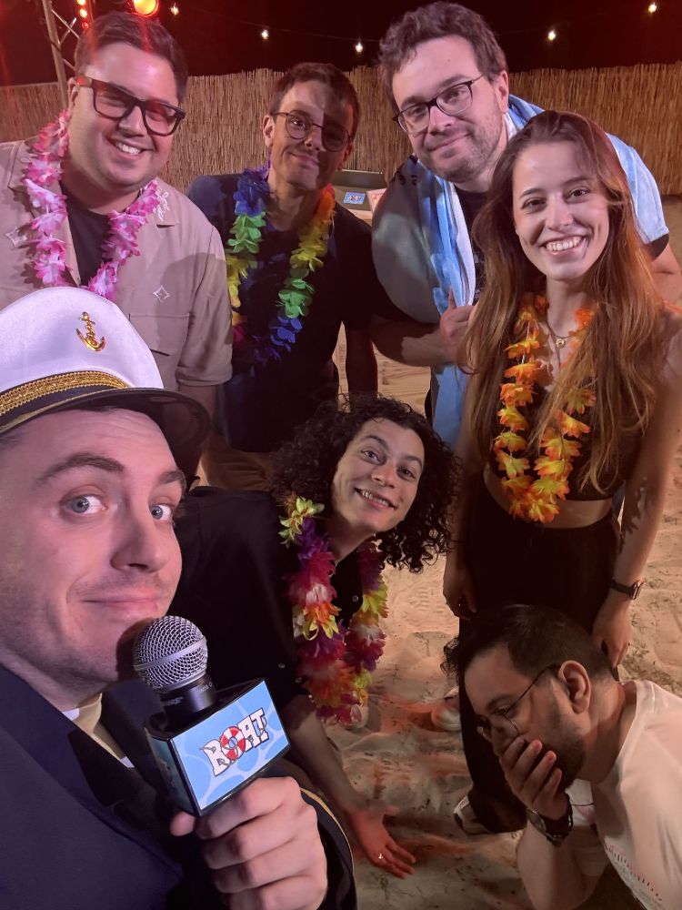 Selfie de fin de la 18ème et dernière émission de #BOAT saison 1 avec Doigby, Émilien, Antoine Daniel, Florence (Angle Droit), Roman Doduik, et Rayenne (Étoiles) accompagnant votre Hôte ZeratoR