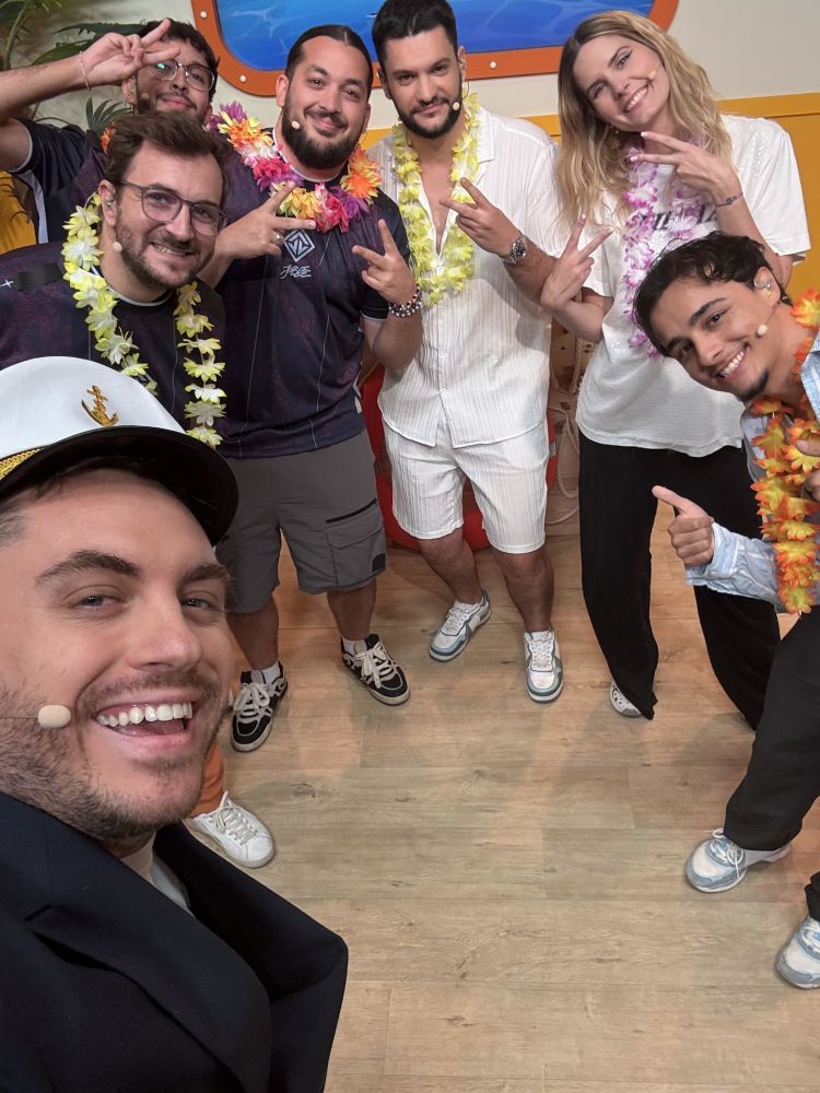Selfie de fin de la 17ème et avant-dernière émission de #BOAT avec Kada, JLTomy, Jean Massiet, Fuury, LexiTvz et Fugu accompagnant votre Hôte ZeratoR