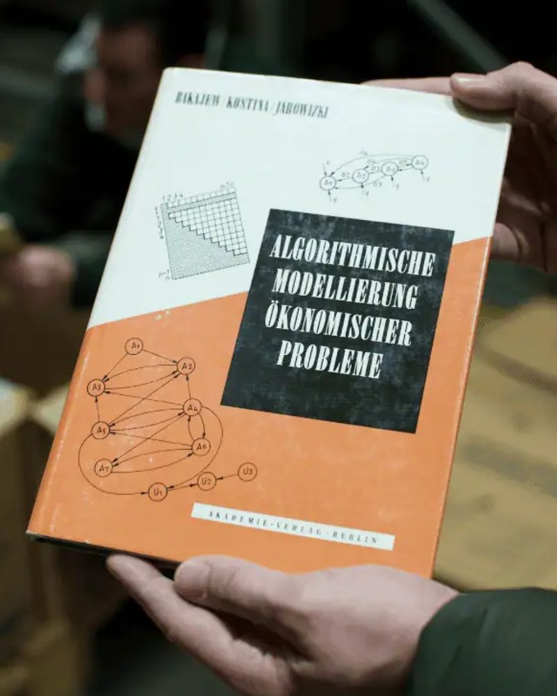 Photo of an old book. "Algorithmische Modellierung ökonomischer Probleme"