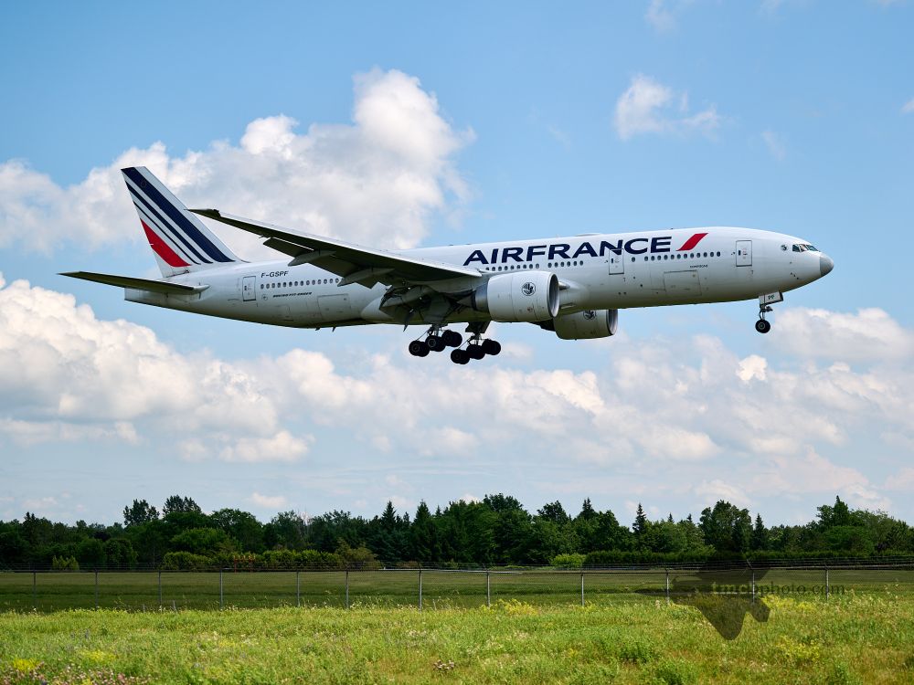 An Air France 777-200 on final approach to the #YOW Airport.